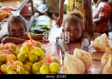 Les enfants au marché principal à Port Vila, l'île d'Efate, Vanuatu Banque D'Images