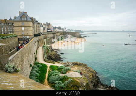 Saint Malo dans un matin brumeux, Bretagne, France Banque D'Images