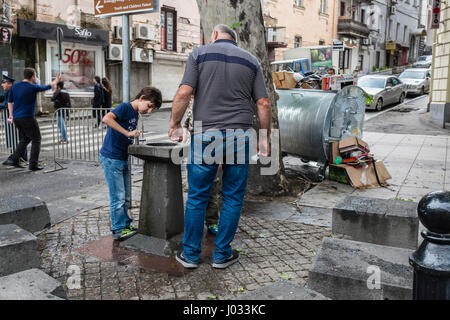 Fontaine d'eau potable sur l'Avenue Rustaveli, Tbilissi, Géorgie, l'Europe de l'Est Banque D'Images