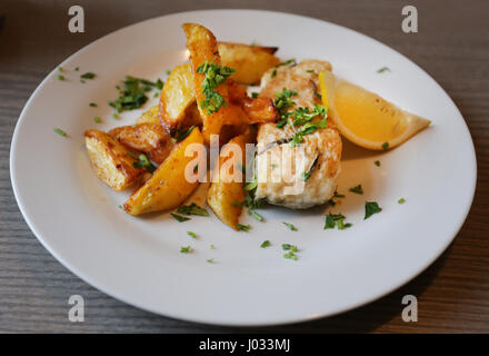 De belles pommes de terre savoureuse avec des poissons photographiés close up Banque D'Images