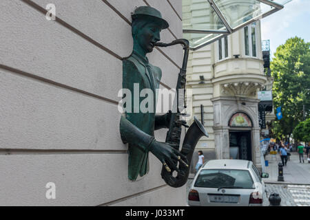 Sculpture en bronze d'un saxophoniste apparaissant à l'intérieur d'un mur sur l'Avenue Rustaveli, Tbilissi, Géorgie Banque D'Images