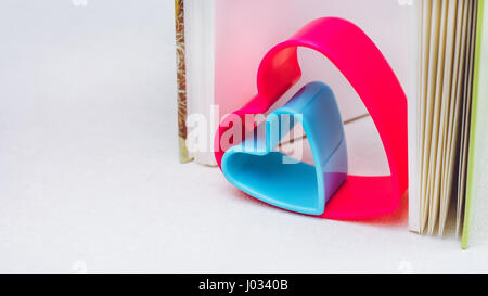 Coeur bleu et rouge à l'intérieur d'un livre journal ouvert Banque D'Images
