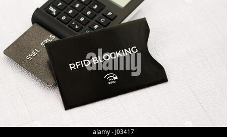 Manchon de protection pour RFID carte de crédit sécurisé sans fil de voler de l'argent, générateur TAN avec carte sur terrain Banque D'Images