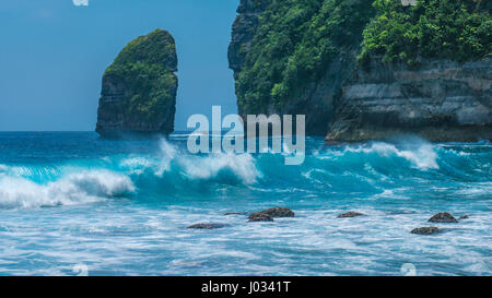 Rock en Côte Tembeling à Nusa Penida island, les vagues de l'Océan en face. Bali Indonésie Banque D'Images