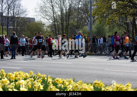 Marathon, 10 km Lauf, Halbmarathon en ligne, Halbmarathon Handbike, Marche, Fun Run, Nordic Walking, Kinderlauf à Hanovre 2017 Banque D'Images