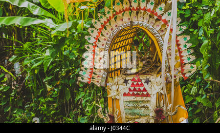 Bali Penjors, décoré des perches en bambou dans village local en Sideman, Indonésie Banque D'Images