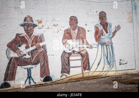 Fresque de musiciens de blues afro-américain sur le mur d'un club de blues de Clarksdale, Mississippi Banque D'Images
