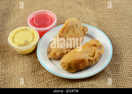 Filet de poulet frit à la moutarde apéritif et une sauce aigre-douce Banque D'Images