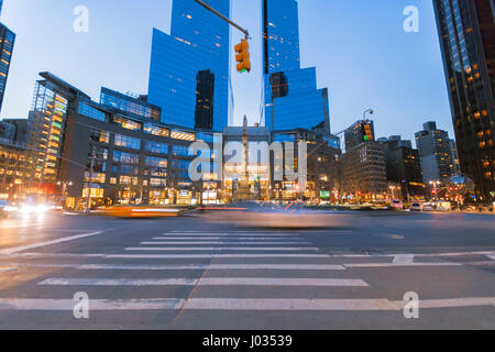 La ville de New York, USA-Avril 2, 2017 : Time Warner Center vue du Columbus Circle, il avait la plus haute valeur de marché cotés à New York, 1,1 billio Banque D'Images