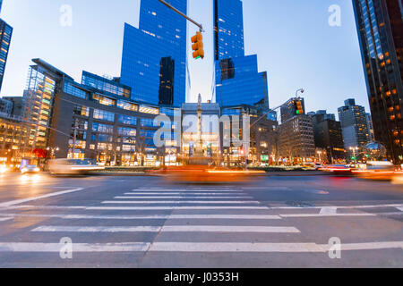 La ville de New York, USA-Avril 2, 2017 : Time Warner Center vue du Columbus Circle, il avait la plus haute valeur de marché cotés à New York, 1,1 billio Banque D'Images