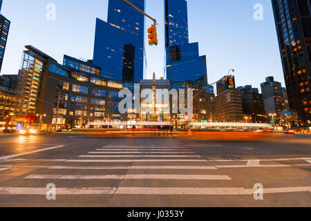 La ville de New York, USA-Avril 2, 2017 : Time Warner Center vue du Columbus Circle, il avait la plus haute valeur de marché cotés à New York, 1,1 billio Banque D'Images