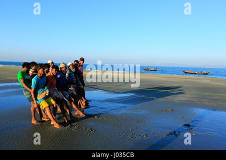 Les pêcheurs qui pêchent dans la baie du Bengale à Saint Martin's Island. Cox's Bazar (Bangladesh). Banque D'Images