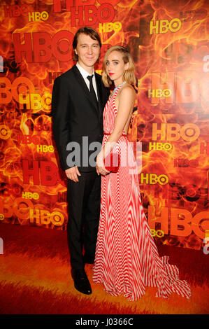Paul Dano et Zoe Kazan (r) s'occupe de l'HBO Emmy 2015 After Party au Pacific Design Center le 20 septembre 2015 à Los Angeles, Californie. Banque D'Images