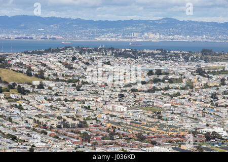 Vue aérienne de Daly City et Brisbane de San Bruno Mountain State Park. Banque D'Images