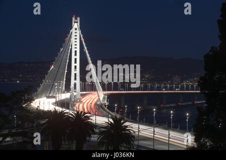 San Francisco-Oakland Bay Bridge Span l'Est dans la nuit. Banque D'Images