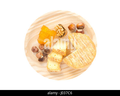 Soft croûte lavée, noisettes, noix et de la marmelade sur la planche de bois texturés top view isolated on white Banque D'Images
