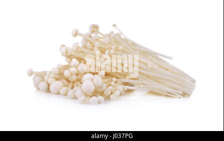 Champignons Enoki, aiguille d'or mushroom isolé sur fond blanc. Banque D'Images