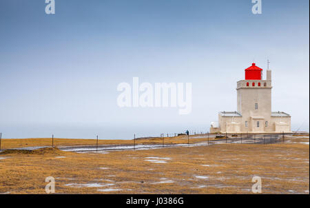 La tour phare islandais Dyrholaey, côte sud de l'Islande, l'île zone Vik Banque D'Images