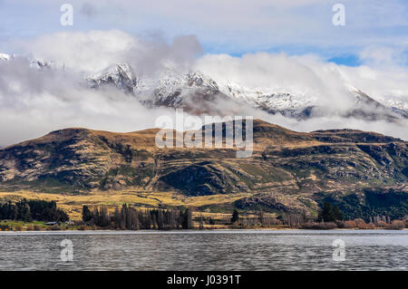 Sommets enneigés près de Wanaka dans la région des lacs du sud de la Nouvelle-Zélande Banque D'Images