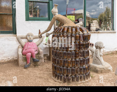 NIEU BETESDA, AFRIQUE DU SUD - le 21 mars 2017 : le béton et des sculptures en verre à l'Owl House dans Nieu-Betesda, un village historique dans le Cap oriental P Banque D'Images