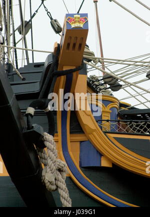 AJAXNETPHOTO. L'année 2005. PORTSMOUTH, Angleterre. - - Le CATHEAD CATHEAD TRIBORD DE HMS Victory UTILISÉ POUR SOUTENIR LE GUINDEAU D'lorsque arrimé et lorsqu'il est prêt à se laisser aller, avait été touché PENDANT LA BATAILLE DE TRAFALGAR. À SA PARTIE INFÉRIEURE DROITE, SUR LA COURBE DE LA POULAINE EST LA 'PLACE DE LA FACILITÉ". PHOTO:JONATHAN EASTLAND/AJAX REF:D151003/1459 Banque D'Images