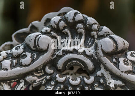 Détail du motif sur un banc en fer forgé dans un parc. Banque D'Images