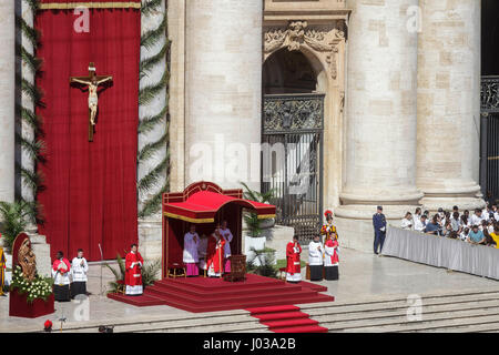 Cité du Vatican, Vatican. Le 9 avril, 2017. Le pape François célèbre la messe le dimanche sur la Place Saint Pierre dans la Cité du Vatican, Vatican le 09 avril, 2017. La célébration commence par une procession suivie de la bénédiction des rameaux, ou des branches d'olivier, qui sont utilisées en Italie, symbolisant l'entrée triomphale de Jésus à Jérusalem au cours de laquelle des branches de palmier ont été portées à ses pieds. Credit : PACIFIC PRESS/Alamy Live News Banque D'Images