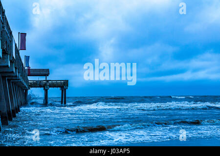 Un matin de tempête, les vagues de l'océan s'écrase contre la jetée de Tybee Island, Georgia. Banque D'Images