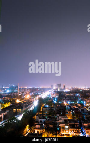 Noida cityscape at night avec des maisons, des bureaux, des gratte-ciel, des rues et des rails de métro visible. Beaucoup de constructions est visible et montrant le développement Banque D'Images