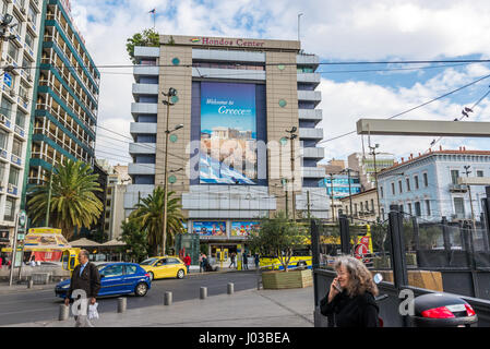 S'appuyant sur Centre Hondos Place Omonia à Athènes, Grèce ville Banque D'Images