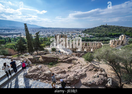 Les touristes dans l'ancienne acropole de la ville d'Athènes, Grèce. Voir avec Odéon d'Hérode Atticus Banque D'Images