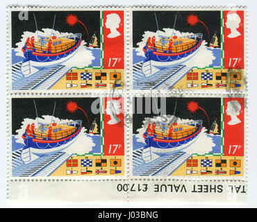 GOMEL, BÉLARUS, le 9 avril 2017. Stamp imprimé au Royaume-Uni montre de droit maritime international des pavillons de signalisation se réfère à différents drapeaux utilisés pour communiquer Banque D'Images