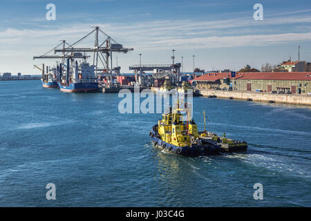 Barge et remorqueur dans le Port de Leixoes Matosinhos en ville, bordée de Porto, partie de la grande sous-région de Porto au Portugal. Vue du pont Banque D'Images