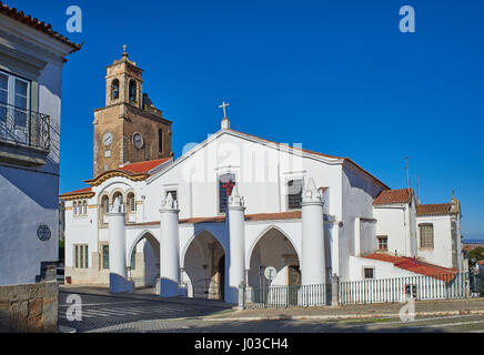 Façade principale de l'église Igreja de Santa Maria à Beja, Alentejo. Le Portugal. Banque D'Images