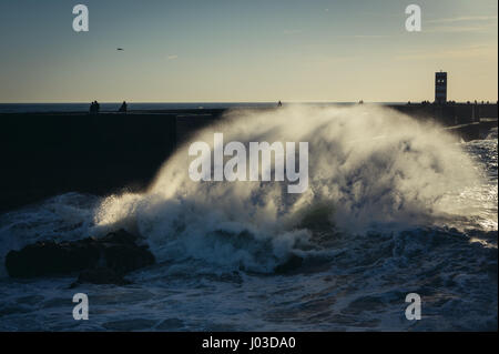 Les vagues de l'océan Atlantique s'écraser sur les rochers et les brise-lames dans Foz do Douro district de la ville de Porto, deuxième ville du Portugal Banque D'Images