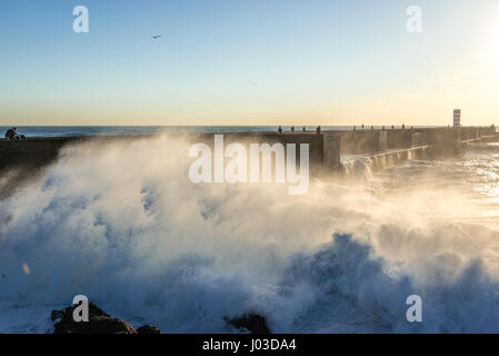 Les vagues de l'océan Atlantique s'écraser sur les rochers et les brise-lames dans Foz do Douro district de la ville de Porto, deuxième ville du Portugal Banque D'Images