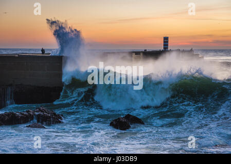 Vague spectaculaire crash sur rocks vu de brise-lames dans Foz do Douro district de la ville de Porto, deuxième ville du Portugal Banque D'Images