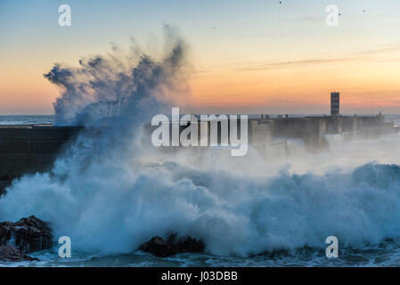 Vague spectaculaire crash sur rocks vu de brise-lames dans Foz do Douro district de la ville de Porto, deuxième ville du Portugal Banque D'Images