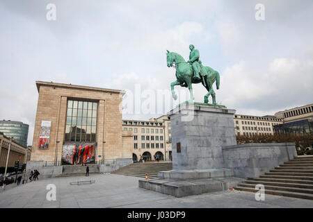 Statue du Roi Albert I au Mont des Arts ou près de la bibliothèque de Kunstberg Albertina à Bruxelles, Belgique Banque D'Images