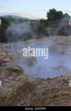 Plongez dans le monde infernal de Hell's Gate Sulphur Springs dans Tikitere, Nouvelle-Zélande. Banque D'Images