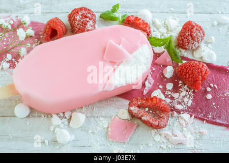 Les framboises avec la crème glacée au chocolat rose Banque D'Images