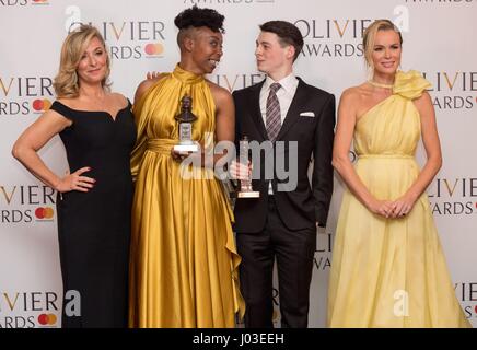 Le Noma Dumezweni et Anthony Boyle avec le prix de la meilleure actrice dans un second rôle et meilleur acteur dans un rôle de soutien aux côtés de présentateurs Tracey-Ann Oberman (à gauche) et Amanda Holden à l'Olivier Awards 2017, s'est tenue au Royal Albert Hall à Londres. Banque D'Images