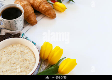 Petit-déjeuner sain contient des ingrédients différents sur un fond blanc Banque D'Images