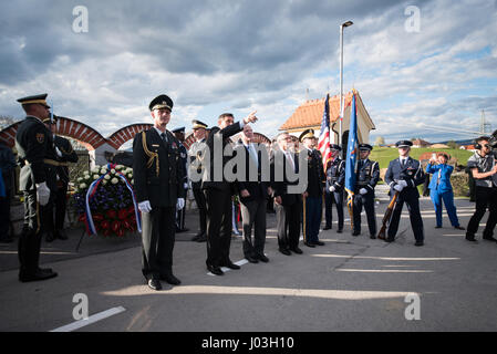 Le président de la République de Slovénie Borut Pahor (à gauche), John McCain le sénateur des États-Unis d'Amérique (milieu) et Brent R. Hartley, Ambassadeur des États-Unis auprès de la République de Slovénie (à droite) lors de la cérémonie pour les morts-nous avion de chasse dans la seconde guerre mondiale à la Andraz nad Polzelo, en Slovénie, le 8 avril 2017. (Photo par : Rok Rakun/Pacific Press) Banque D'Images