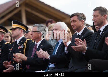 Brent R. Hartley, Ambassadeur des États-Unis auprès de la République de Slovénie (à gauche), John McCain le sénateur des États-Unis d'Amérique (au milieu) et le président de la République de Slovénie Borut Pahor à la cérémonie pour les morts-nous avion de chasse dans la seconde guerre mondiale à la Andraz nad Polzelo, en Slovénie, le 8 avril 2017. (Photo par : Rok Rakun/Pacific Press) Banque D'Images