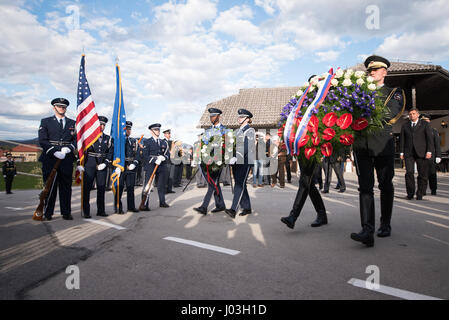 Brent R. Hartley, Ambassadeur des États-Unis auprès de la République de Slovénie (à gauche), John McCain le sénateur des États-Unis d'Amérique (au milieu) et le président de la République de Slovénie Borut Pahor (à droite) Poser les couronnes à la cérémonie pour les morts-nous avion de chasse dans la seconde guerre mondiale à la Andraz nad Polzelo, en Slovénie, le 8 avril 2017. (Photo par : Rok Rakun/Pacific Press) Banque D'Images