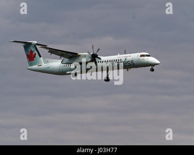 Air Canada Express, De Havilland Canada DHC-8-402Q Dash 8 série avion arrivant à l'aéroport international de Dorval à Montréal.Québec Banque D'Images