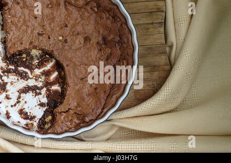 - Brownie au chocolat sur la plaque ronde. À moitié mangé. Vue d'en haut. Banque D'Images
