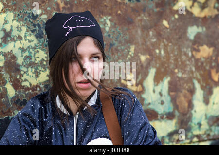 Jeune fille, grunge fond coloré Banque D'Images