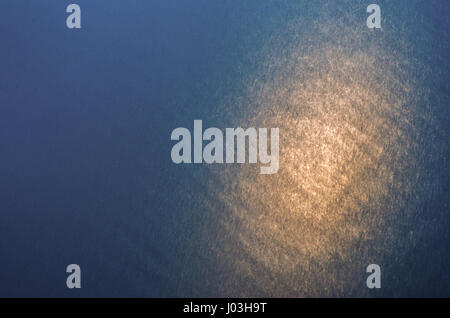 La lumière du soleil reflétée dans l'eau de la rivière Banque D'Images